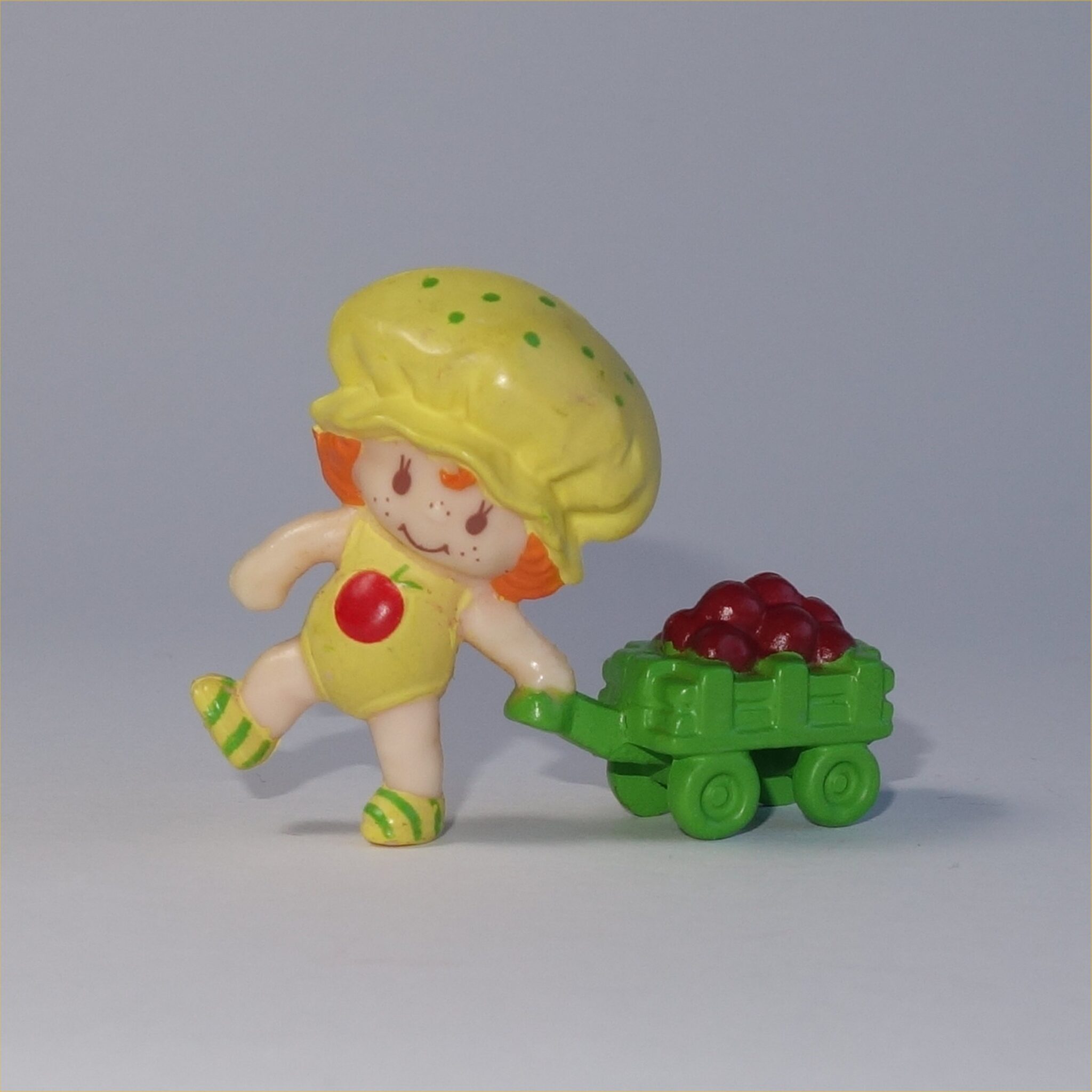 Strawberry Shortcake 1982 Apple Dumplin Pulling a Cart of Apples PVC ...