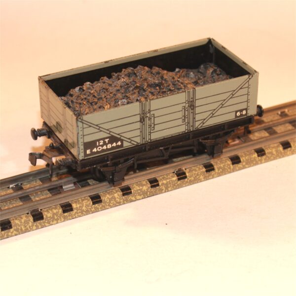 Hornby Dublo 32075 3-Rail 12T 5-Plank Tin Litho Coal Mineral Wagon OO Scale with Resin Load