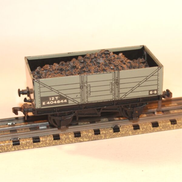 Hornby Dublo 32075 3-Rail 12T 5-Plank Tin Litho Coal Mineral Wagon OO Scale with Resin Load